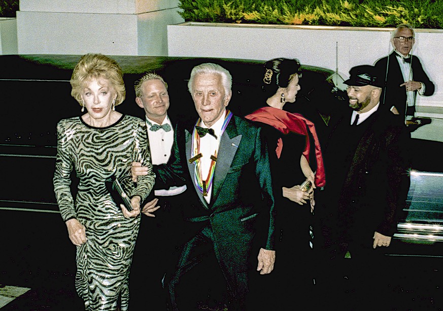 Kirk Douglas und seine Frau Anne Buydens auf dem Weg ins Kennedy Center 1994.