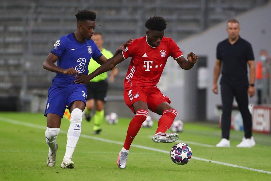 Soccer Football - Champions League - Round of 16 Second Leg - Bayern Munich v Chelsea - Allianz Arena, Munich, Germany - August 8, 2020 Bayern Munich&#039;s Alphonso Davies in action with Chelsea&#039 ...