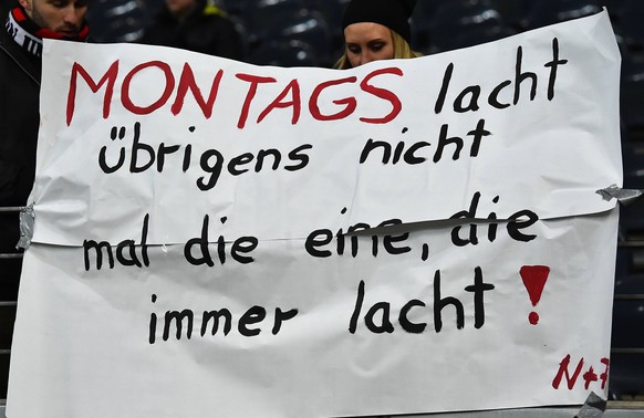 Beim Spiel gegen RB Leipzig zeigte eine Anhängerin von Eintracht Frankfurt Anfang des Jahres dieses Schild.