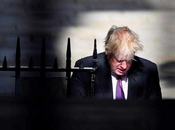 FILE PHOTO: Britain&#039;s Foreign Secretary Boris Johnson walks to Downing Street in London, June 26, 2018. REUTERS/Toby Melville/File Photo