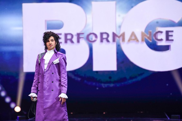 Täuschend echt: Welcher Star verbirgt sich unter der Maske von Prince? Die Verwendung des sendungsbezogenen Materials ist nur mit dem Hinweis und Verlinkung auf TVNOW gestattet.