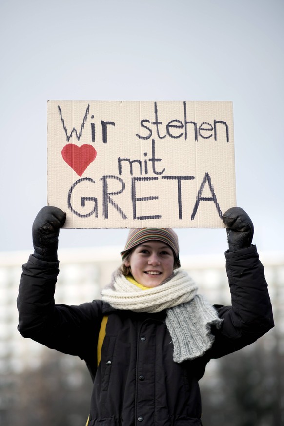 Students FridaysForFuture Climate-Coal Protest DEU, Deutschland, Germany, Berlin, 25.01.2019 Demonstranten mit Schild Wir Stehen mit Greta in Solidaritaet mit Greta Thunberg auf der Demonstration von  ...