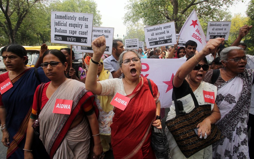 epa04233347 Protesters from various organistaions shout sogans against the Uttar Pradesh government during a protest in New Delhi, India, 31 May 2014. The protest was organised against the gang-rape o ...