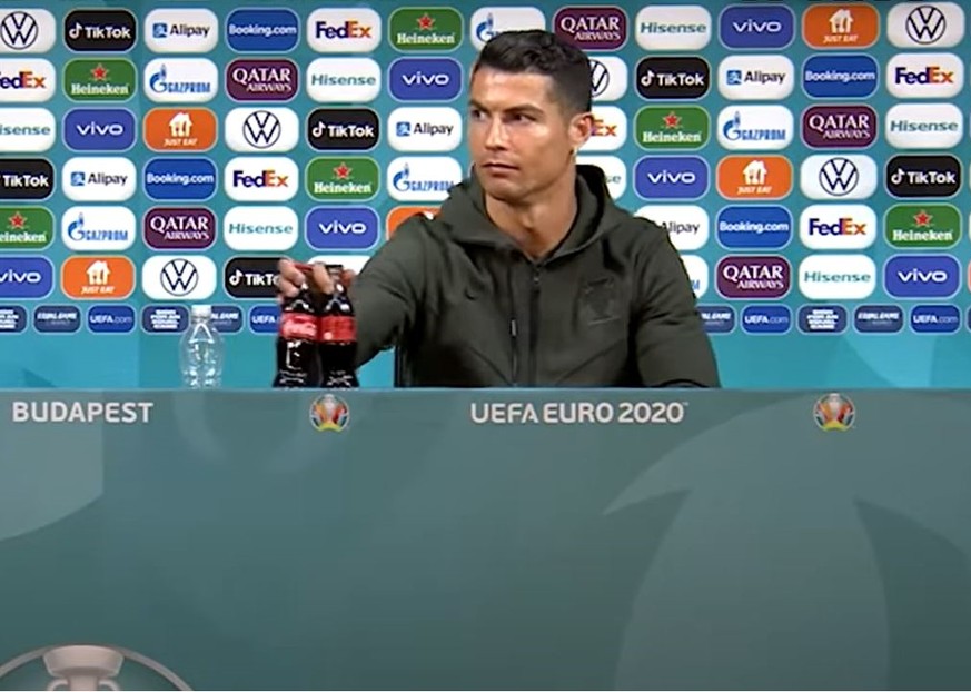 Cristiano Ronaldo sorgte jüngst für Aufruhr, weil er bei einer Pressekonferenz anstatt Cola lieber Wasser trinken wollte.