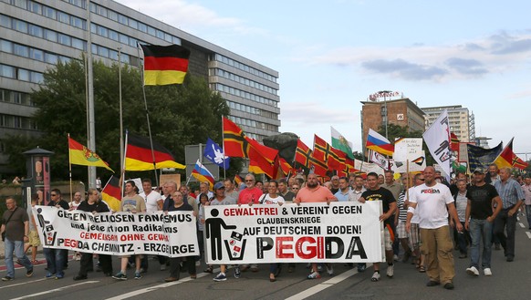 Pegida_Chemnitz 20.07.2015, Chemnitz, der erste Abendspaziergang von Pegida nach der Sommerpause. Treffpunkt ist 18.30 Uhr am Karl- Marx- Monument. Pegida- Gegner haben zum Protest aufgerufen. Chemnit ...