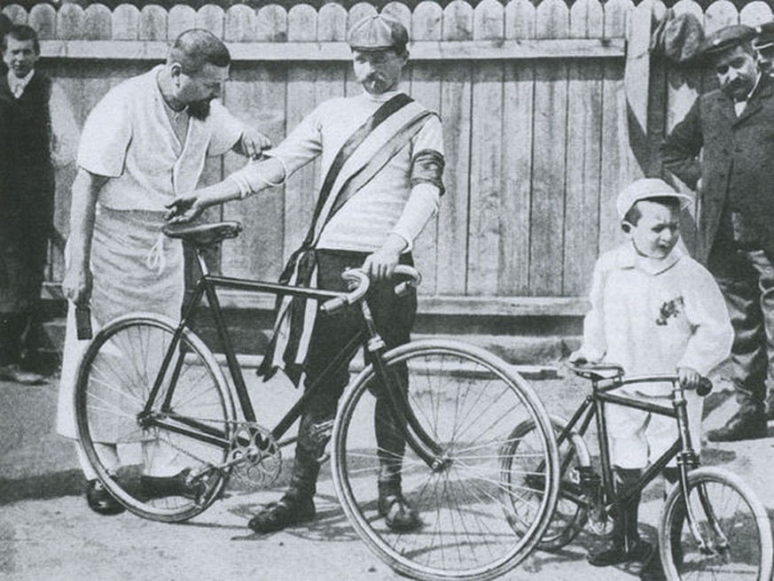 Maurice Garin nach dem Tour-Sieg 1903 mit seinem Sohn