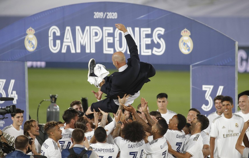El Real Madrid celebra el titulo de LaLiga Santander. En la imagen, los jugadores mantean a Zidane. Real Madrid celebrates LaLiga Santander title. In this picture, Real Madrid players homages to Zidan ...