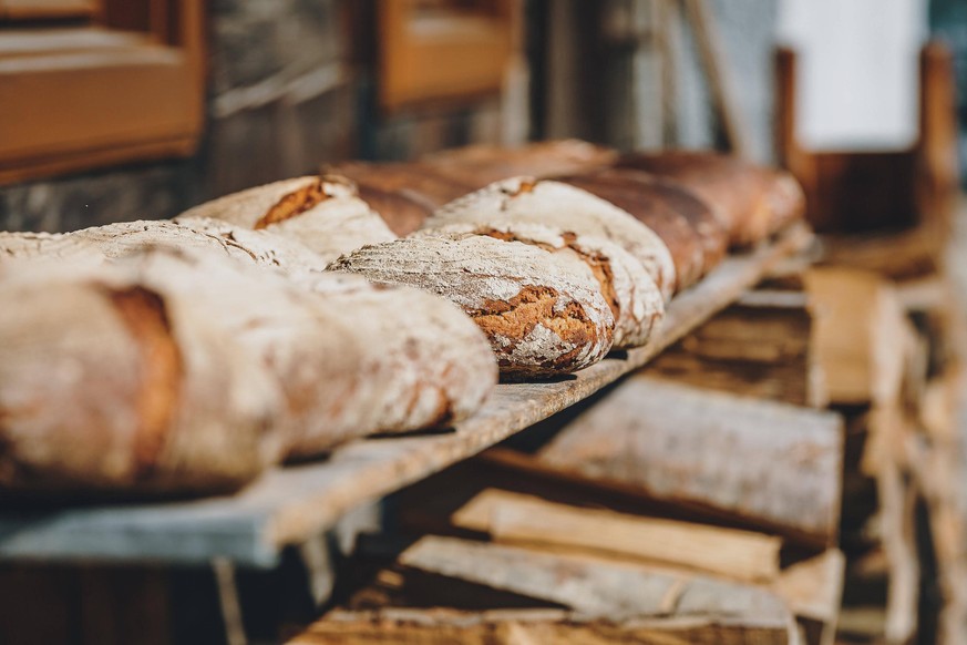 Kaprun THEMENBILD - frisch gebackenes Brot auf einem Holzbrett, aufgenommen am 10. April 2020 in Kaprun, Oesterreich // freshly baked bread on a wooden board, in Kaprun, Austria on 2020/04/10. *** Kap ...