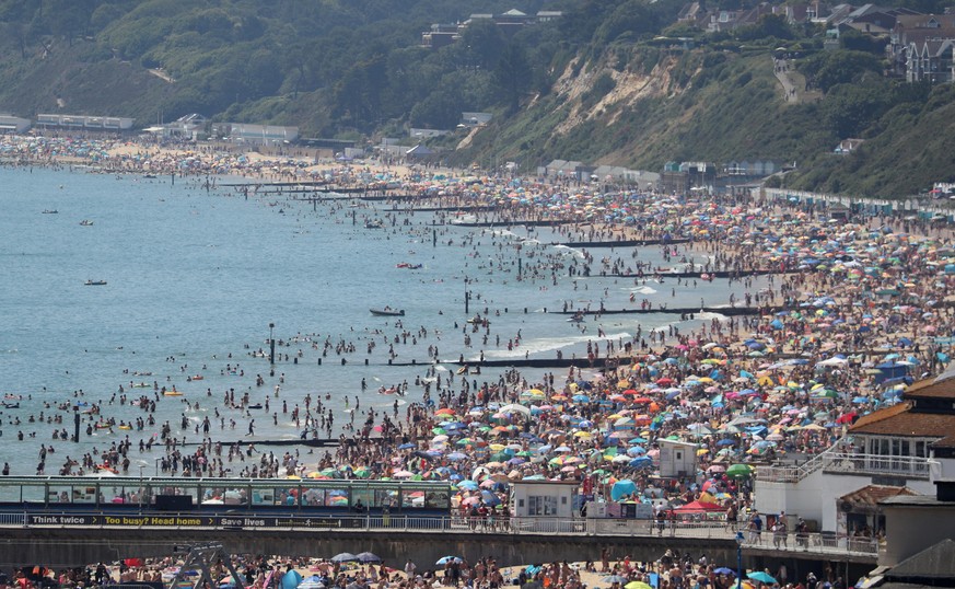 Summer weather June 25th 2020. Crowds gather on the beach in Bournemouth as Thursday could be the UK&#039;s hottest day of the year with scorching temperatures forecast to rise even further. Picture d ...
