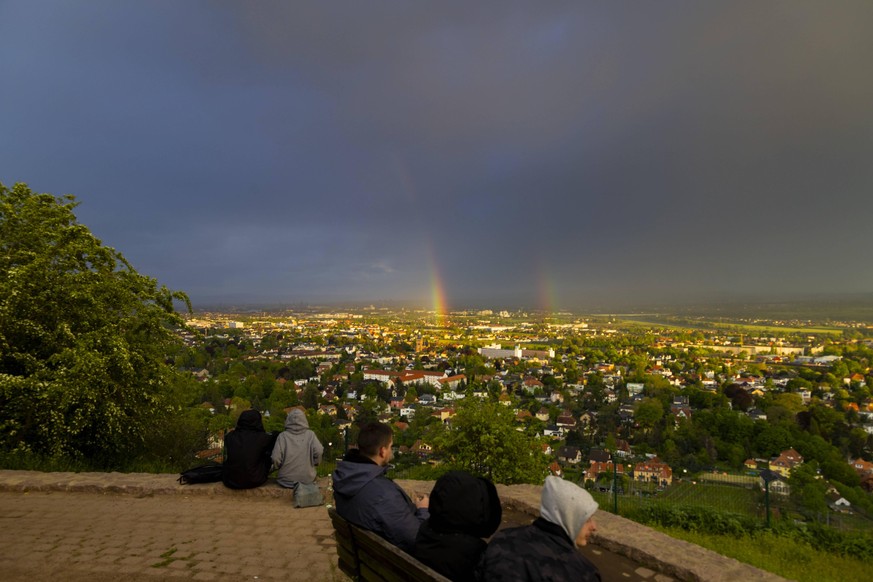 Regenbogen Doppelkter Regenbogen nach einem Gewitter vom Bismarckturm in Radebeul auf Dresden gesehen. Radebeul Sachsen GERMANY *** Rainbow Double rainbow after a thunderstorm seen from the Bismarck t ...