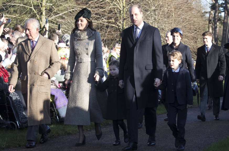 William und Kate mit ihren Kindern Charlotte und George auf dem Weg zur Kirche. Mit dabei ist auch Opa Charles.