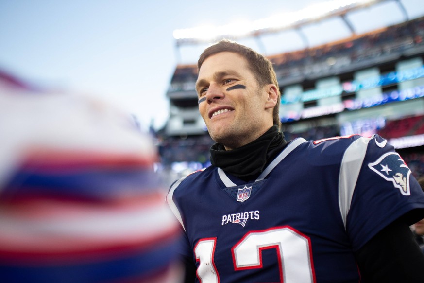 Sport Bilder des Tages New England Patriots quarterback Tom Brady (12) shakes hands with a Buffalo Bills player after the game at Gillette Stadium in Foxborough, Massachusetts on December 23, 2018. Th ...