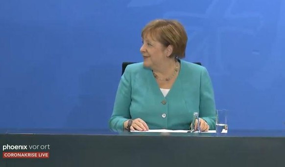 Merkel lachte diebisch bei ihrem Scherz.