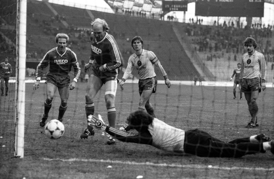 25. Februar 1984: Dieter Hoeneß, dem Uli sein Bruder, knipst fünffach beim 6:0 gegen Braunschweig. Hier erzielt er das 3:0. Braunschweigs Torwart Bernd Franke streckt sich vergebens.&nbsp;