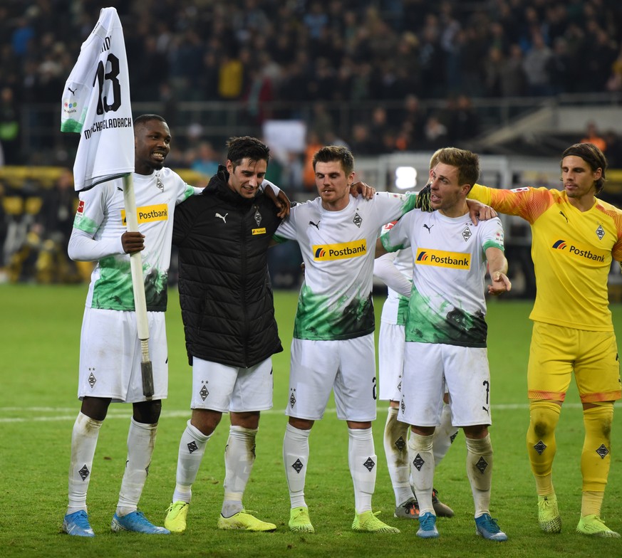 Halten die Fahne hoch: Die Profis von Borussia Mönchenglabdach wollen auf ein Millionen-Gehalt verzichten, um den eigenen Verein vor einer finanziellen Krise zu retten.