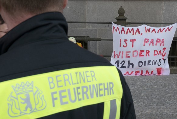 Das Video war während einer Mahnwache der Feuerwehr vor dem Berliner Rathaus entstanden
