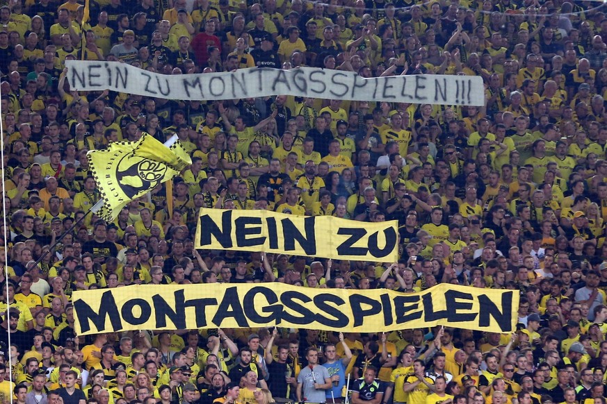 Dortmund Fans von Borussia Dortmund mit Protesten gegen Montagsspiele Nein zu Montagsspielen Borussia Dortmund vs Borussia Moenchengladbach, Fussball, 1. Bundesliga, 15.08.2015, Copyright: Schueler/Ei ...