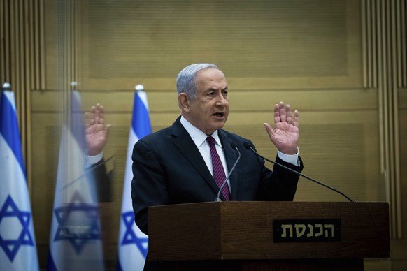ARCHIV - 02.12.2020, Israel, Jerusalem: Benjamin Netanjahu, Ministerpr�sident von Israel, gibt vor seiner Partei eine Erkl�rung ab. Netanjahu bekr�ftigte, in der Corona-Krise sei nationale Einheit not ...