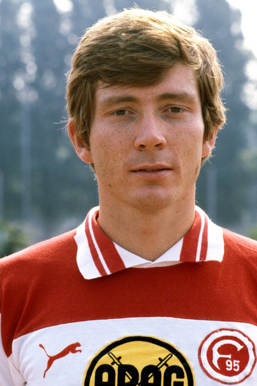 Am 4. Juni 1983 macht Atli Edvaldsson fünf Tore gegen Eintracht Frankfurt. Der Isländer machte insgesamt 224 Bundesligaspiele und erzielte dabei 59 Tore.