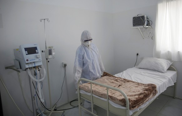 15.03.2020, Jemen, Sanaa: Ein medizinischer Mitarbeiter steht im Krankenhaus vor einem Bett in einem Isolationsraum in der Quarant�nestation f�r Patienten, die mit Coronavirus infiziert sind. Foto: Ha ...