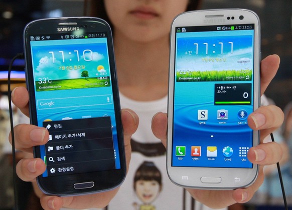 Bildnummer: 58212840 Datum: 09.07.2012 Copyright: imago/Xinhua
(120709) -- SEOUL, July 9, 2012 (Xinhua) -- A shop assistant presents Samsung s new smartphone Galaxy S III in Seoul, South Korea, July  ...