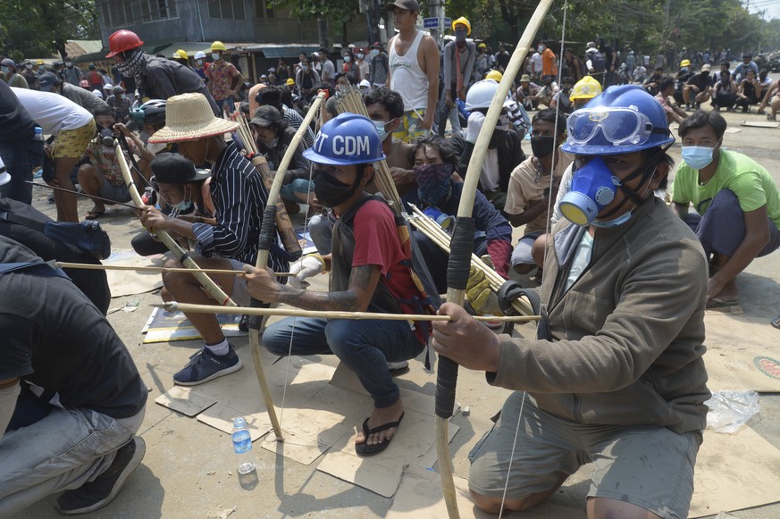 dpatopbilder - 27.03.2021, Myanmar, Yangon: Anti-Putsch-Demonstranten bereiten sich mit Pfeil und Bogen auf eine Konfrontation mit der Polizei vor. Der Oberbefehlshaber der Streitkräfte von Myanmar nu ...