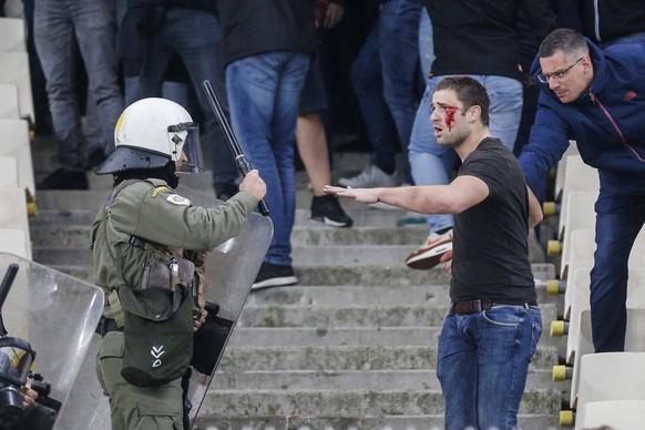 Sport Bilder des Tages Police officers intervene fans of Ajax ahead of the UEFA Champions League Group E soccer match between AEK and Ajax at Athens Olympic Sports Complex in Athens, Greece. PUBLICATI ...