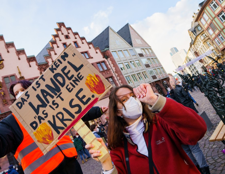 19.03.2021, Hessen, Frankfurt/Main: Eine Teilnehmerin des Globalen Fridays for Future Streiks tr