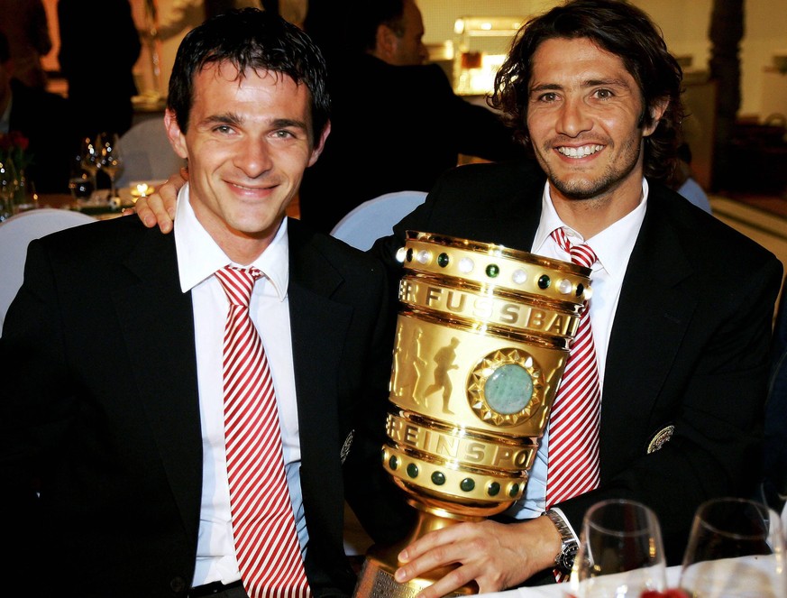 Willy Sagnol (li.) und Bixente Lizarazu (Bayern) anl��lich des Banketts zum Pokalsieg 2005/2006 mit DFB Pokal

Willy Sagnol left and Bixente Lizarazu Bavaria during the Banquets to Cup victory 2005  ...
