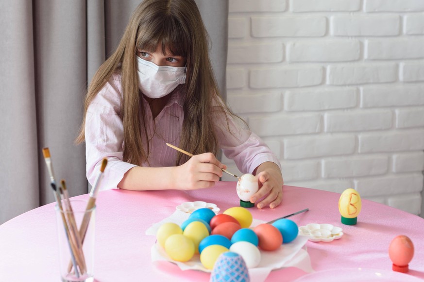 Sad sick quarantined girl paints Easter eggs Copyright: xMadhoursex Panthermedia28246765