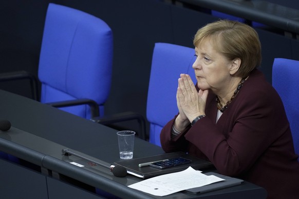 Deutscher Bundestag 195. Sitzung Plenum und Debatte Aktuell, 26.11.2020, Berlin, Angela Merkel die Bundeskanzlerin der Bundesrepublik Deutschland hat die Haende gefaltet auf der Regierungsbank bei der ...