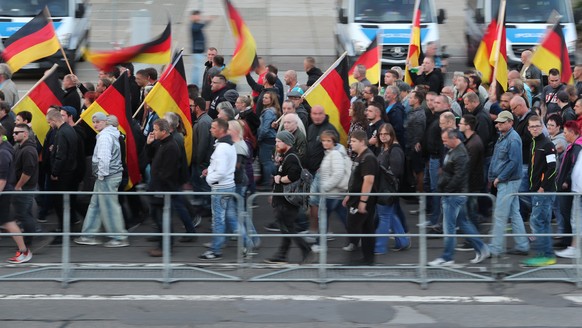 14.09.2018, Sachsen, Chemnitz: Teilnehmer einer Demonstration der rechtspopulistischen Bewegung Pro Chemnitz ziehen durch die Stadt. Foto: ---/dpa +++ dpa-Bildfunk +++