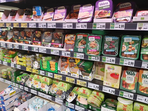 23.05.2019 DEUTSCHLAND , Vegetarische Produkte in einer Kaufland Filiale *** 23 05 2019 GERMANY , Vegetarian products in a Kaufland store