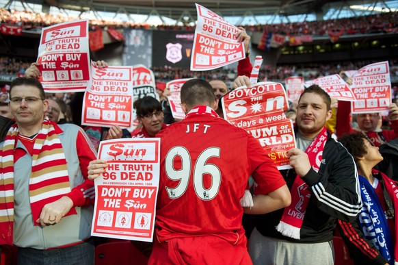 Bildnummer: 10022032 Datum: 26.02.2012 Copyright: imago/HochZwei/International
Football - soccer: Football League Cup, Liverpool FC, Liverpool s supporters with Don t Buy the Sun posters before the F ...