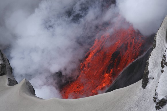 Molten lava flowing from Eyjafjallajokull Fimmvorduhals Iceland PUBLICATIONxINxGERxSUIxAUTxONLY 03B90227