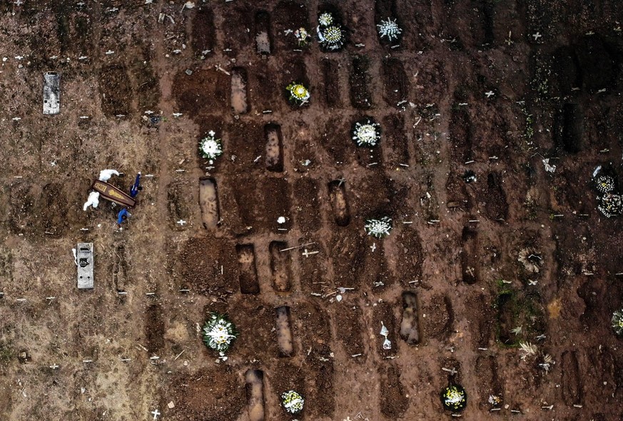 Photograph taken with drone of suspect s with COVID-19, in the Caju cemetery, in the northern area of Rio de Janeiro, Brazil, 08 May 2020. Rio de Janeiro has about seven million inhabitants, a number  ...