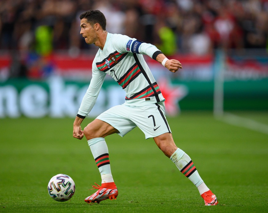 Fußball: EM, Ungarn - Portugal, Vorrunde, Gruppe F, 1. Spieltag, in der Puskas Arena. Portugals Cristiano Ronaldo spielt den Ball.