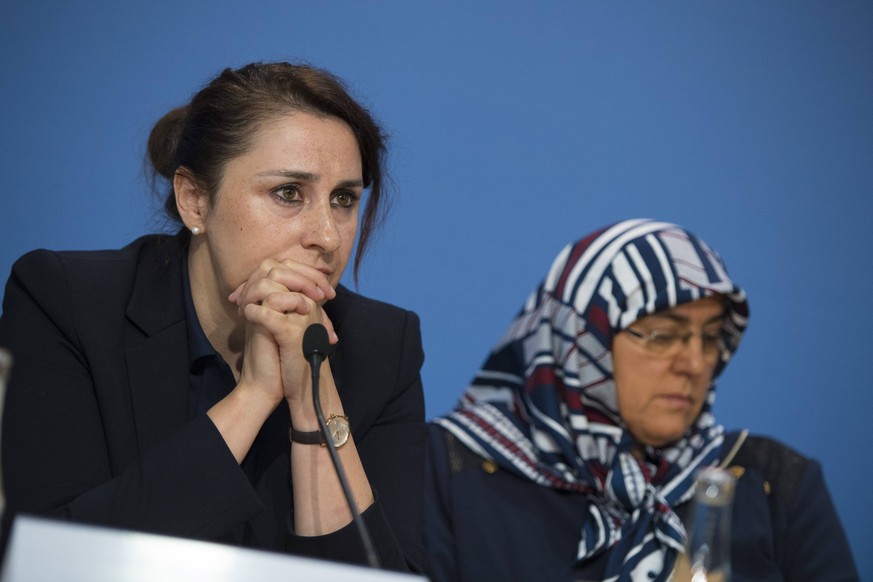 Başay-Yıldız (links) mit einer Angehörigen der Familie Simsek bei einer Pressekonferenz zu den Folgen des NSU-Prozesses Mitte Juli 2018.&nbsp;