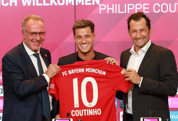Im August wurde Coutinho von den Bayern-Verantwortlichen Karl-Heinz Rummenigge (links) und Hasan Salihamidzic vorgestellt.