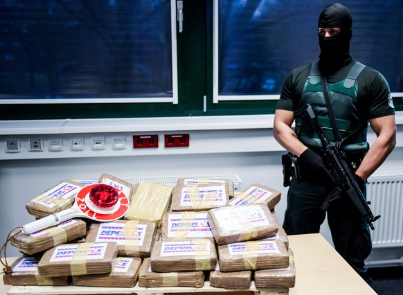 Ein Zollbeamter bewacht einen Teil von insgesamt 50 Kilogramm hochreinem Kokain, das 2017 in Hamburg sichergestellt wurde.