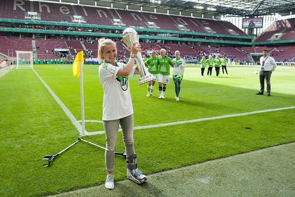 Julia SIMIC (WOB) mit dem Pokal, Fussball DFB Pokal Finale der Frauen 2016, SC Sand - VfL Wolfsburg (WOB) 1:2, am 21.05.2016 in Koeln / Deutschland.