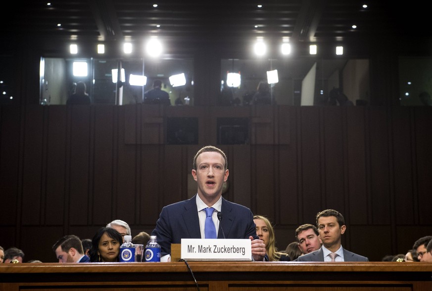 Bilder des Tages Facebook CEO Mark Zuckerberg testifies during a Joint Senate Judiciary and Commerce Committee hearing on Facebook, social media privacy, and the use and abuse of data, on Capitol Hill ...