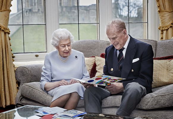 dpatopbilder - HANDOUT - 19.11.2020, Gro�britannien, Windsor: Die britische K�nigin Elizabeth II. und ihr Ehemann Prinz Philip, Herzog von Edinburgh, sitzen im Oak Room im Schloss Windsor. Sie sehen s ...