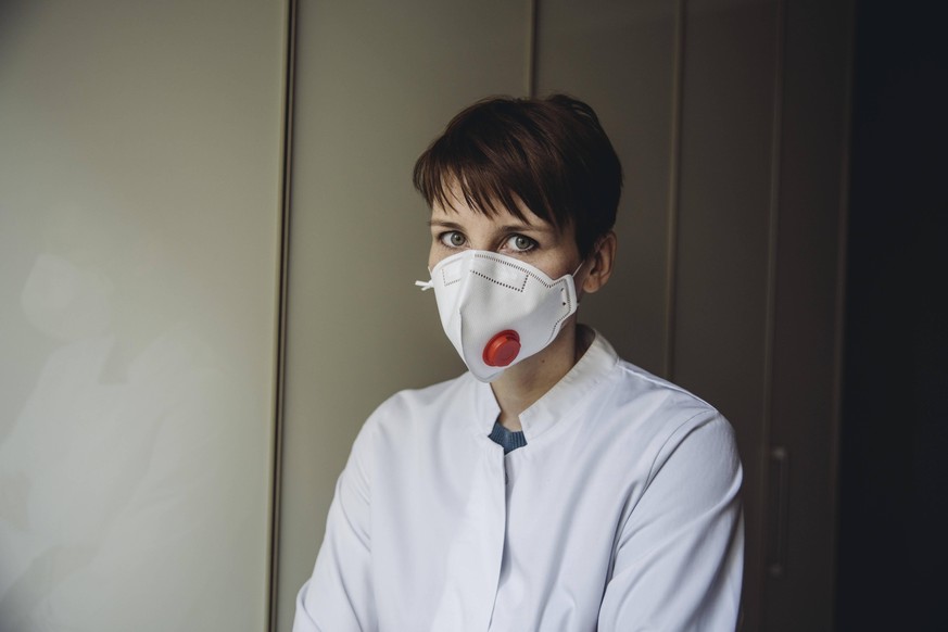 Female doctor wearing FFP3 mask model released Symbolfoto property released PUBLICATIONxINxGERxSUIxAUTxHUNxONLY MFF05076