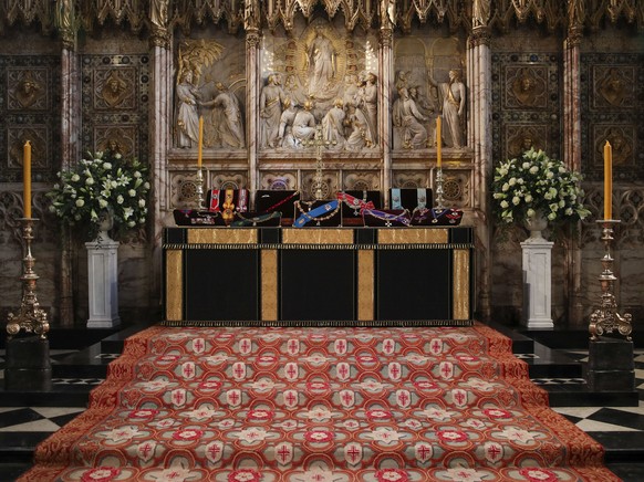 16.04.2021, Gro�britannien, Windsor: Die Insignien vom britischen Prinz Philip, Herzog von Edinburgh, liegen auf dem Altar in der St.-Georgs-Kapelle von Schloss Windsor. Die Trauerfeier und Beisetzung ...