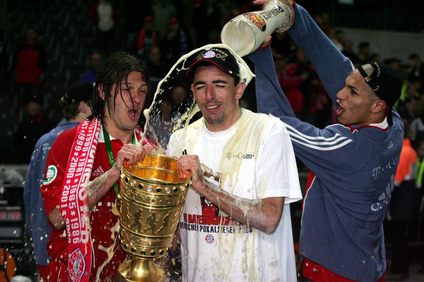 Martin Demichelis, Roy Makaay und&nbsp;Paolo Guerrero feiern den DFB-Pokal mit Bierdusche.&nbsp;