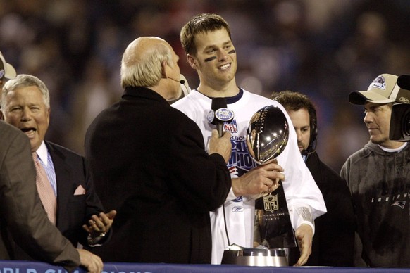 Quarterback Tom Brady New England Patriots h�lt stolz die Vince Lombardi Troph�e in seinen H�nden w�hrend er mit Fox Reporter Terry Bradshaw spricht - PUBLICATIONxINxGERxSUIxAUTxHUNxONLY Icon5923117