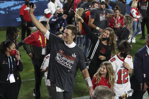 February 7, 2021, Tampa, Florida, USA: Tampa Bay Buccaneers quarterback Tom Brady 12 celebrates with his family in Super Bowl 55 between the Kansas City Chiefs and Tampa Bay Buccaneers, Sunday, Feb. 7 ...