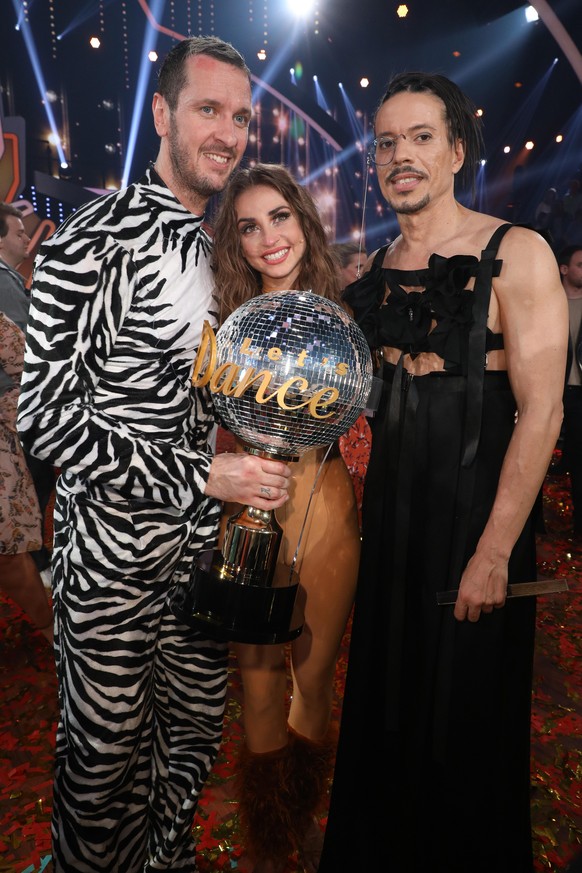 COLOGNE, GERMANY - JUNE 14: Juror Jorge Gonzalez and winners Pascal Hens and Ekaterina Leonova pose on stage during the finals of the 12th season of the television competition &quot;Let&#039;s Dance&q ...