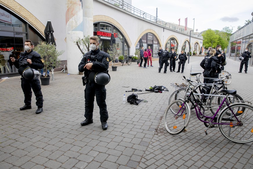 Die Polizei sichert am Hackeschen Markt den Ort ab. Eine Kamerateam der "Heute-Show" wurde angegriffen.